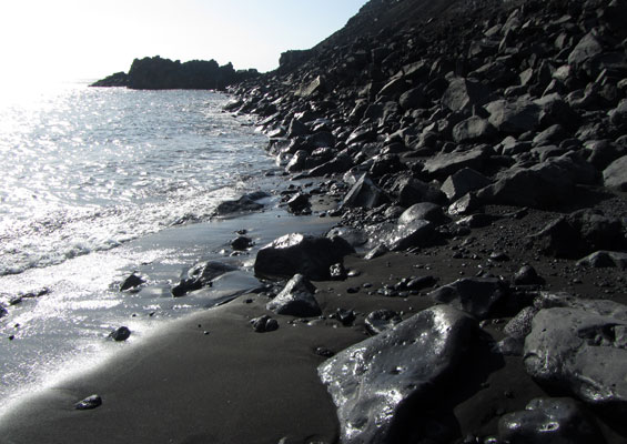 črni kamni na plaži