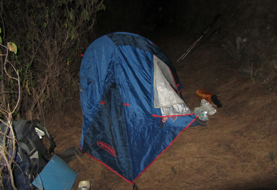 najin šotor na neravnem terenu