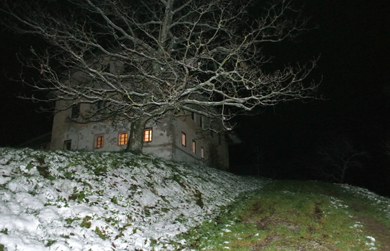 hisa iz prvaljice na grmadi