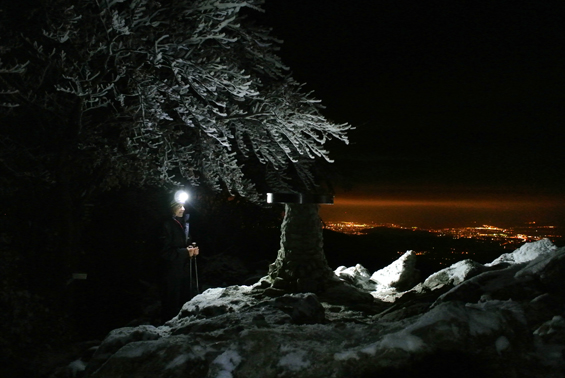 Mojca na vrhu Grmade ponoči.